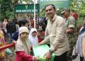 Ketua DPRD Garut Aris Munandar memberikan bantuan kepada warga/Diskominfo
