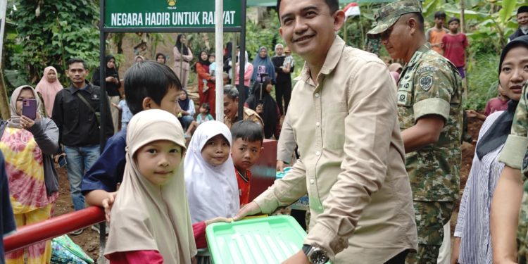 Ketua DPRD Garut Aris Munandar memberikan bantuan kepada warga/Diskominfo