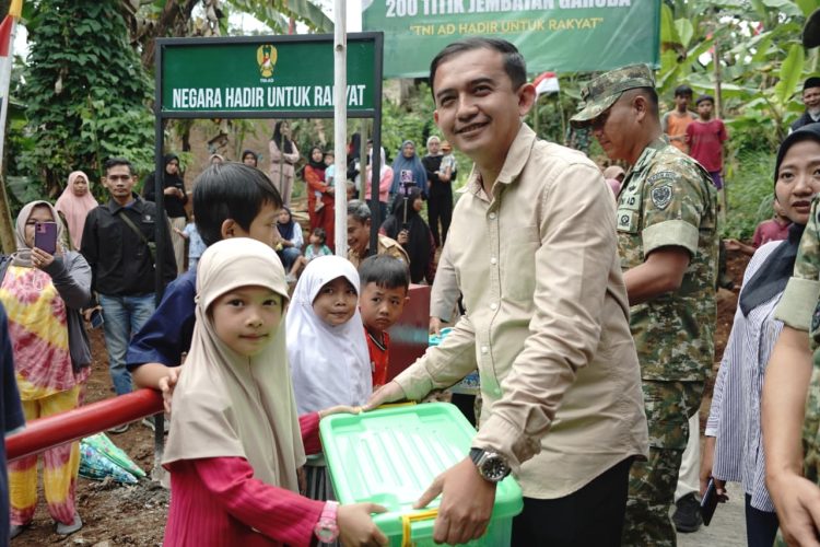 Ketua DPRD Garut Aris Munandar memberikan bantuan kepada warga/Diskominfo