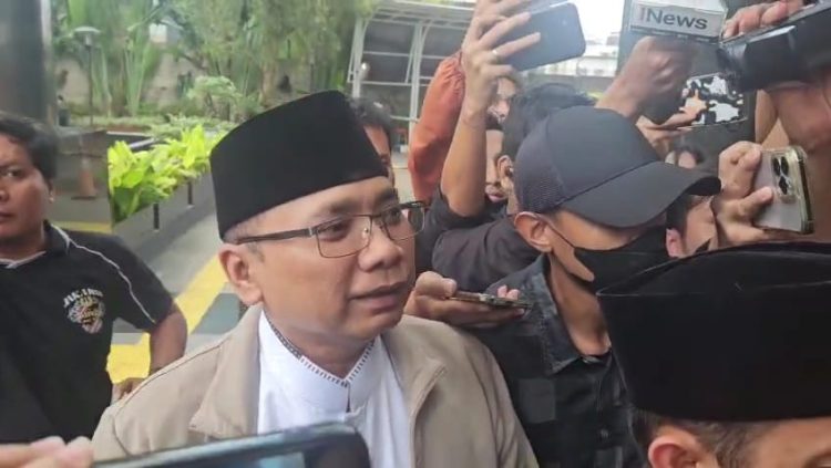 Mantan Menteri Agama Yaqut Cholil Qoumas alias Gus Yaqut memenuhi panggilan penyidik usai praperadilan ditolak PN Jakarta Selatan. (Foto: Ainul Ghurri/Kabariku)