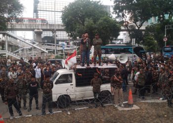 Ratusan Banser mendatangi Gedung KPK saat eks Menag Gus Yaqut (Foto: Ainul Ghurri/Kabariku)