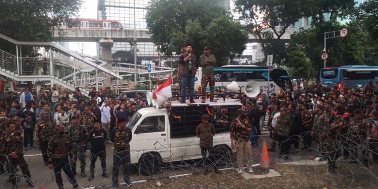 Ratusan Banser mendatangi Gedung KPK saat eks Menag Gus Yaqut (Foto: Ainul Ghurri/Kabariku)