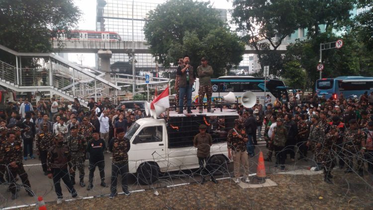 Ratusan Banser mendatangi Gedung KPK saat eks Menag Gus Yaqut (Foto: Ainul Ghurri/Kabariku)