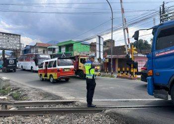 **Caption:**
Petugas kepolisian melakukan pemantauan dan pengaturan arus lalu lintas di jalur nasional Kadungora, Kabupaten Garut, pada hari pertama pelaksanaan Operasi Ketupat Lodaya 2026, Jumat (13/3/2026). Arus kendaraan terpantau masih relatif landai dengan situasi lalu lintas yang aman dan lancar.