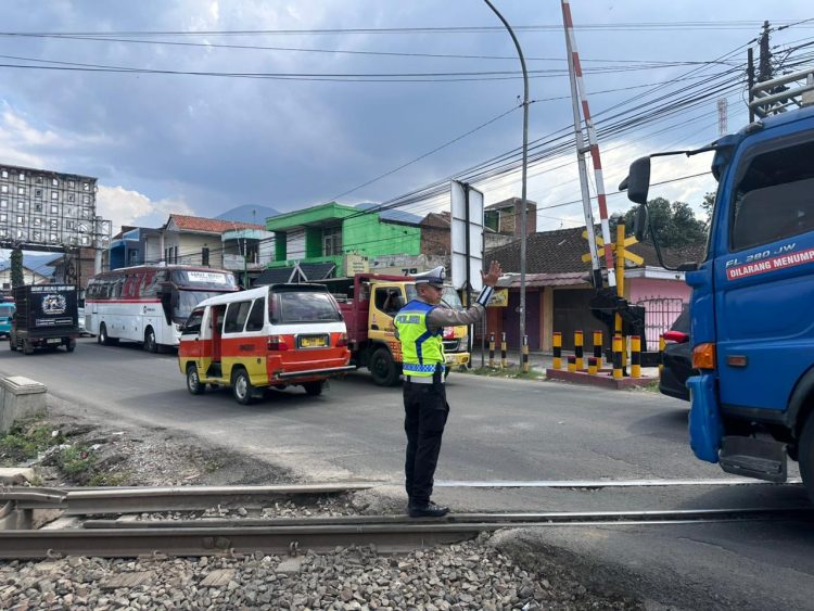 **Caption:**
Petugas kepolisian melakukan pemantauan dan pengaturan arus lalu lintas di jalur nasional Kadungora, Kabupaten Garut, pada hari pertama pelaksanaan Operasi Ketupat Lodaya 2026, Jumat (13/3/2026). Arus kendaraan terpantau masih relatif landai dengan situasi lalu lintas yang aman dan lancar.