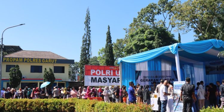 Masyarakat membeli kebutuhan pokok dalam kegiatan Gerakan Pangan Murah yang digelar Polres Garut di Lapangan Apel Polres Garut, Jumat (13/3/2026).