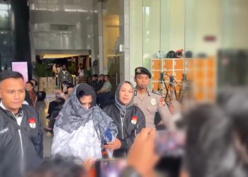Bupati Pekalongan, Fadia Arafiq memakai baju tahanan KPK usai ditetapkan sebagai tersangka. (Foto: Ainul Ghurri/Kabariku)