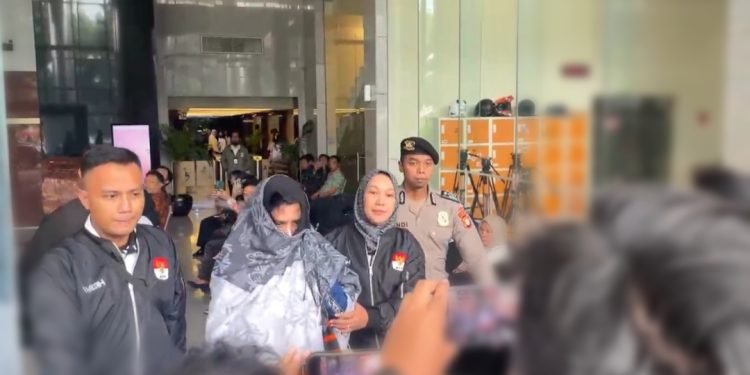 Bupati Pekalongan, Fadia Arafiq memakai baju tahanan KPK usai ditetapkan sebagai tersangka. (Foto: Ainul Ghurri/Kabariku)