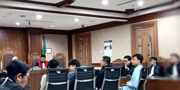 Direktur Lokataru Foundation, Delpedro Marhaen saat menjalani sidang di PN Jakarta Pusat. (Foto: Ainul Ghurri Kabariku)