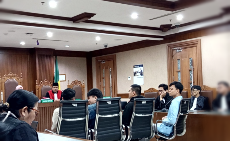 Direktur Lokataru Foundation, Delpedro Marhaen saat menjalani sidang di PN Jakarta Pusat. (Foto: Ainul Ghurri Kabariku)
