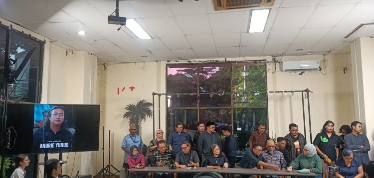 YLBHI dan sejumlah koalisi masyarakat sipil menggelar konferensi pers soal penyiraman air keras terhadap aktivis KontraS Andrie Yunus (Foto: Ainul Ghurri/Kabariku)
