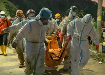 Terkini longsor gunungan sampah di TPST Bantargebang, Bekasi, menewaskan 6 orang. (Istimewa)