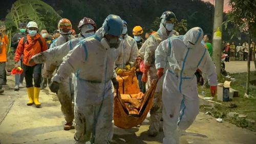 Terkini longsor gunungan sampah di TPST Bantargebang, Bekasi, menewaskan 6 orang. (Istimewa)