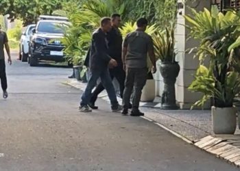 Foto : Rismon Sianipar sudah sampai di kediamannya Joko Widodo, Kamis (12/03).Foto: (Istimewa)