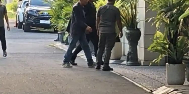 Foto : Rismon Sianipar sudah sampai di kediamannya Joko Widodo, Kamis (12/03).Foto: (Istimewa)