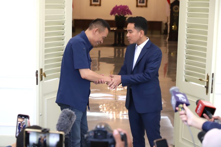 Rismon Sianipar menyebut ijazah Jokowi asli usai kajian ulang setelah bertemu Wapres Gibran di Istana Wakil Presiden.(Foto: Istimewa)