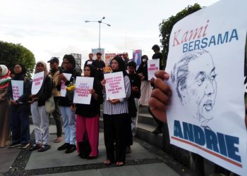 Suara Ibu Indonesia dan masyarakat sipil menggelar aksi solidaritas Kami Bersama Andrie di Boulevard UGM