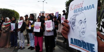 Suara Ibu Indonesia dan masyarakat sipil menggelar aksi solidaritas Kami Bersama Andrie di Boulevard UGM