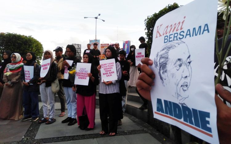 Suara Ibu Indonesia dan masyarakat sipil menggelar aksi solidaritas Kami Bersama Andrie di Boulevard UGM