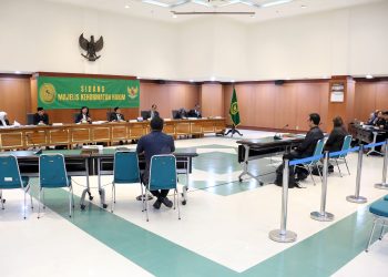 Majelis Kehormatan Hakim (MKH) tengah menggelar sidang etik di Mahkamah Agung. (Foto: Humas KY)