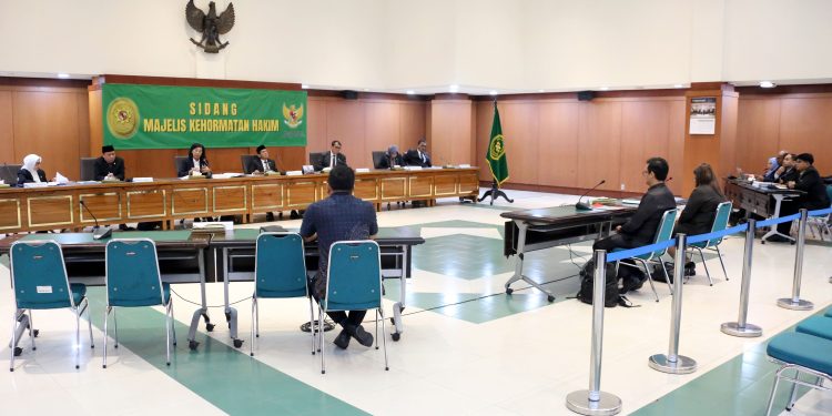 Majelis Kehormatan Hakim (MKH) tengah menggelar sidang etik di Mahkamah Agung. (Foto: Humas KY)