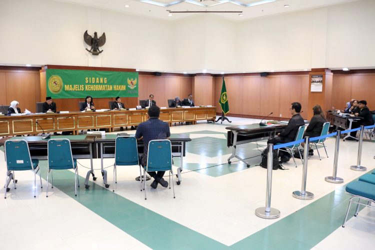 Majelis Kehormatan Hakim (MKH) tengah menggelar sidang etik di Mahkamah Agung. (Foto: Humas KY)