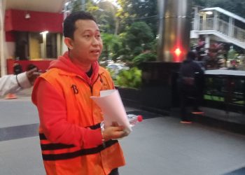 Pengusaha Sarjan saat akan menuju mobil tahanan KPK. (Foto: Ainul Ghurri/Kabariku)