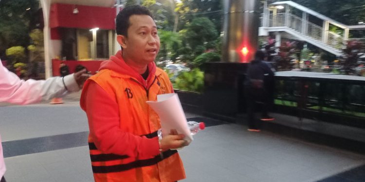 Pengusaha Sarjan saat akan menuju mobil tahanan KPK. (Foto: Ainul Ghurri/Kabariku)