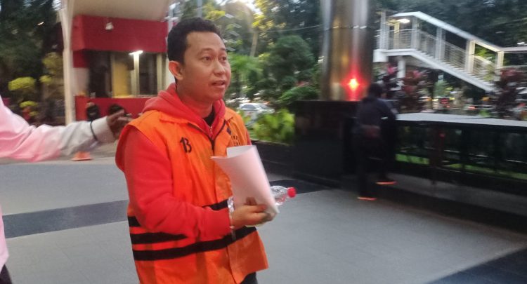 Pengusaha Sarjan saat akan menuju mobil tahanan KPK. (Foto: Ainul Ghurri/Kabariku)