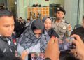 Bupati Pekalongan, Fadia Arafiq saat keluar dari Gedung Merah Putih KPK dengan memakai baju orange tahanan KPK. (Foto: Ainul Ghurri/Kabariku)