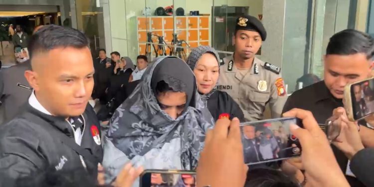 Bupati Pekalongan, Fadia Arafiq saat keluar dari Gedung Merah Putih KPK dengan memakai baju orange tahanan KPK. (Foto: Ainul Ghurri/Kabariku)