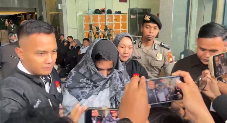 Bupati Pekalongan, Fadia Arafiq saat keluar dari Gedung Merah Putih KPK dengan memakai baju orange tahanan KPK. (Foto: Ainul Ghurri/Kabariku)
