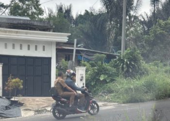 Bupati Rejang Lebong, Muhammad Fikri Thobari dibonceng SG meninggalkan kantor PUPR dengan membawa tas selempang diduga berisi uang. (Foto: Dok. Humas KPK)