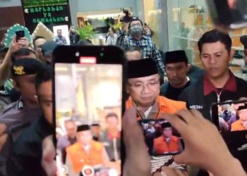 Eks Menteri Agama Yaqut Cholil Qoumas resmi mengenakan rompi tahanan KPK usai praperadilan ditolak. (Foto: Ainul Ghurri/Kabariku)