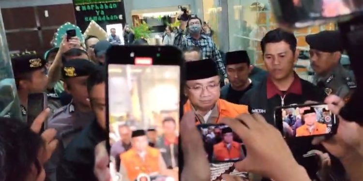 Eks Menteri Agama Yaqut Cholil Qoumas resmi mengenakan rompi tahanan KPK usai praperadilan ditolak. (Foto: Ainul Ghurri/Kabariku)