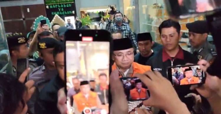 Eks Menteri Agama Yaqut Cholil Qoumas resmi mengenakan rompi tahanan KPK usai praperadilan ditolak. (Foto: Ainul Ghurri/Kabariku)