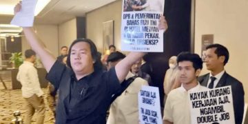 Wakil Koordinator KontraS, Andrie Yunus (baju gelap) dalam sebuah aksi di Hotel Fairmont