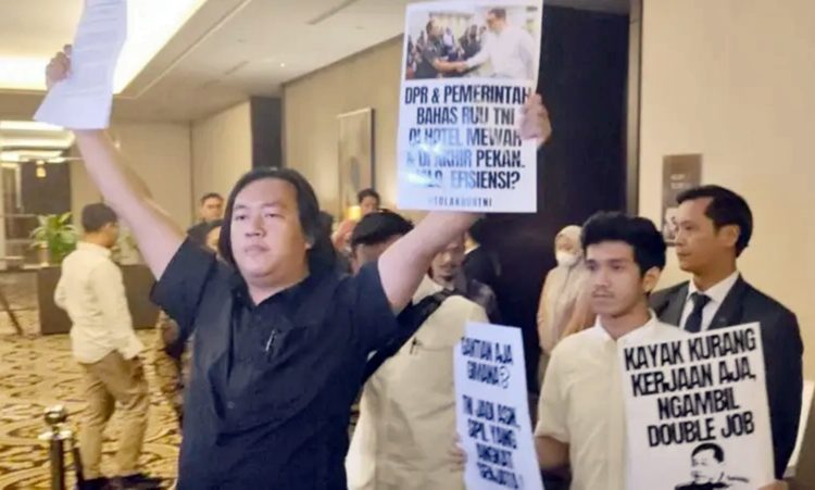 Wakil Koordinator KontraS, Andrie Yunus (baju gelap) dalam sebuah aksi di Hotel Fairmont