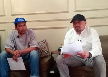 Sandi Prisma (kanan) dan Teguh (kiri) saat memberikan keterangan pers di kantor pengacara Sandi Prisma