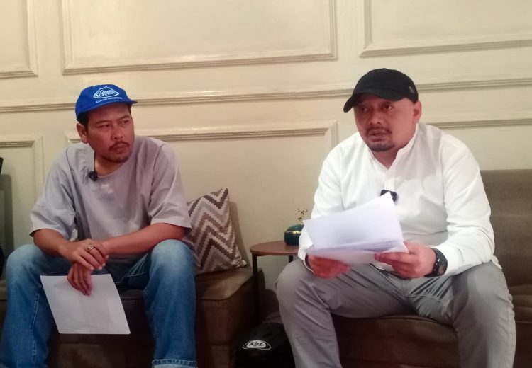 Sandi Prisma (kanan) dan Teguh (kiri) saat memberikan keterangan pers di kantor pengacara Sandi Prisma