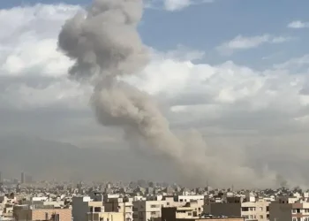 Israel Serang Iran, Ledakan Bikin Warga Berlarian (via REUTERS/WANA)