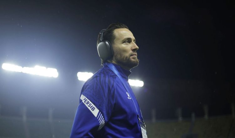 Gelandang Persib Mack Klok