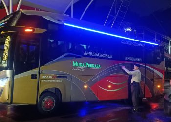 Bus pariwisata yang membawa rombongan sekitar 11 orang terkait terjaring OTT Bupati Pekalongan. (Foto: Ainul Ghurri/Kabariku)