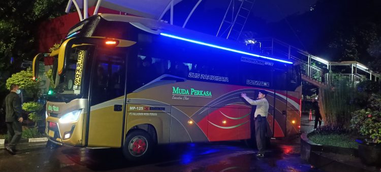 Bus pariwisata membawa rombongan sekitar 11 orang yang terjaring OTT Bupati Pekalongan. (Foto: Ainul Ghurri/Kabariku)