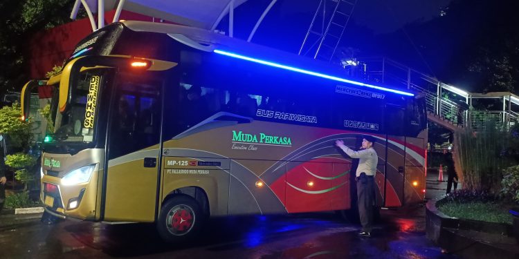 Bus pariwisata membawa rombongan sekitar 11 orang yang terjaring OTT Bupati Pekalongan. (Foto: Ainul Ghurri/Kabariku)