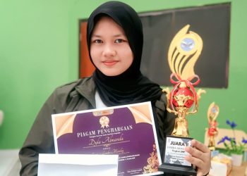 Dyla Alamanda SMPN 3 Karangtengah Cianjur Juara Monolog Puisi