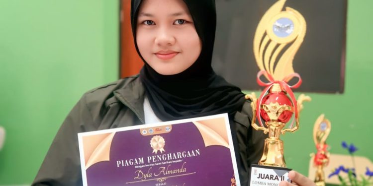 Dyla Alamanda SMPN 3 Karangtengah Cianjur Juara Monolog Puisi