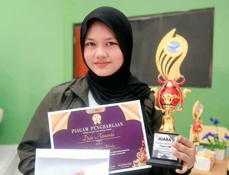 Dyla Alamanda SMPN 3 Karangtengah Cianjur Juara Monolog Puisi