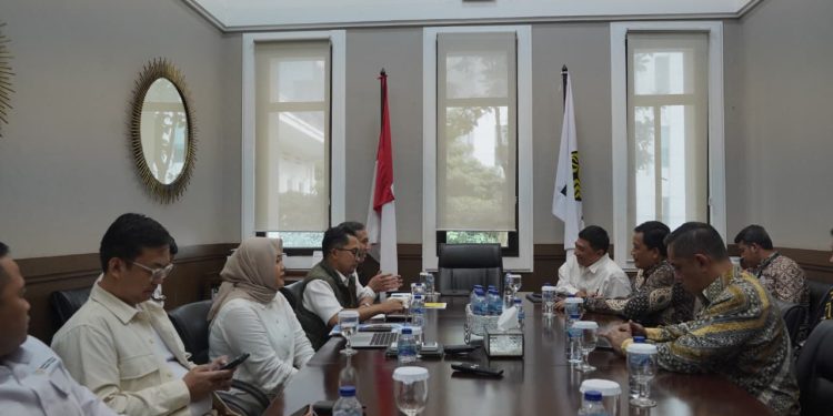Kunjungan Pemerintah Kabupaten Garut ke Kementerian Energi dan Sumber Daya Mineral Republik Indonesia di Jakarta, Senin (20/4/2026), dalam rangka membahas pengembangan energi panas bumi dan akses listrik bagi masyarakat. (Foto: Revy Muzaqqi/Diskominfo Kab. Garut)