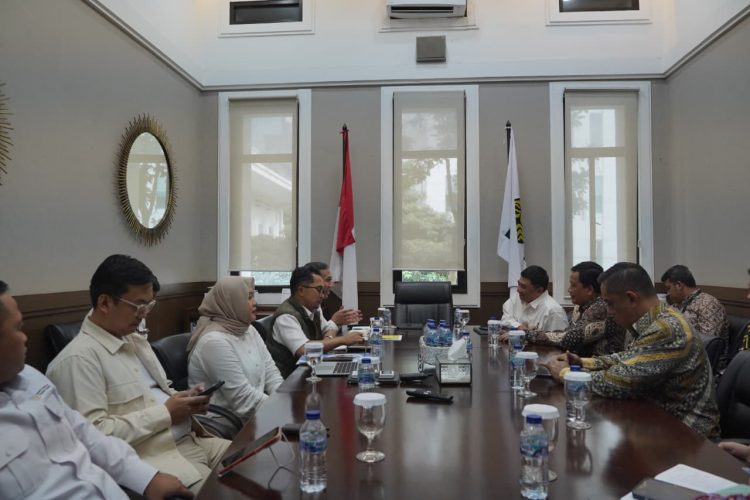 Kunjungan Pemerintah Kabupaten Garut ke Kementerian Energi dan Sumber Daya Mineral Republik Indonesia di Jakarta, Senin (20/4/2026), dalam rangka membahas pengembangan energi panas bumi dan akses listrik bagi masyarakat. (Foto: Revy Muzaqqi/Diskominfo Kab. Garut)